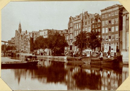 De voormalige Houtkopersgracht (sic), thans Gedempt, nu het Waterlooplein photo