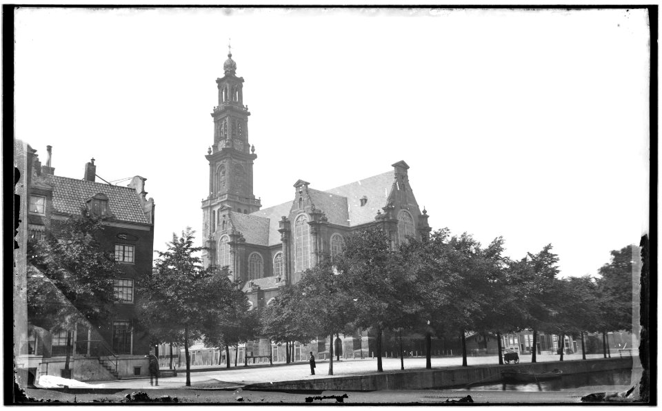 De Westerkerk op de Westermarkt gezien over de Keizersgracht. Links Keizersgracht 200 (ged.) en de zijgevel van Westermarkt 1