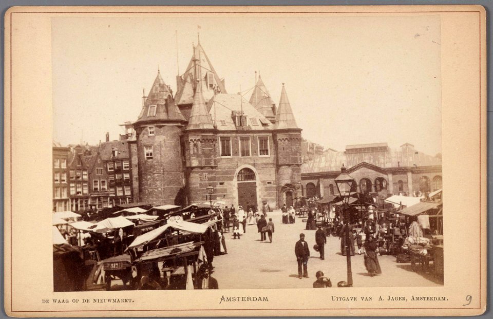 De Waag op de Nieuwmarkt vóór de restauratie van 1894. Rechts op de achtergrond de gemeentelijke Vishal (gedeeltelijk)-002