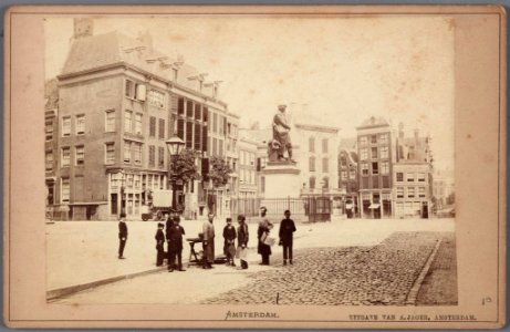 De westzijde van het Rembrandtplein (de voormalige Botermarkt) met het standbeeld van Rembrandt, gezien vanaf Thorbeckeplein (voorheen Reguliersplein)