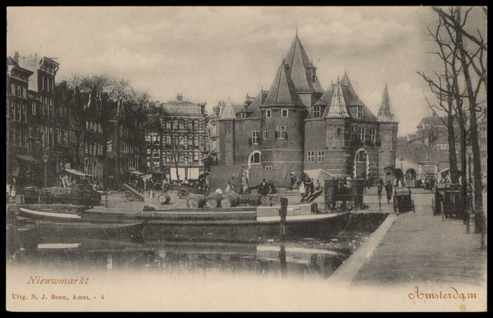 De Waag, Nieuwmarkt 4 met op de voorgrond de Kloveniersburgwal. Uitgave N.J. Boon, Amsterdam