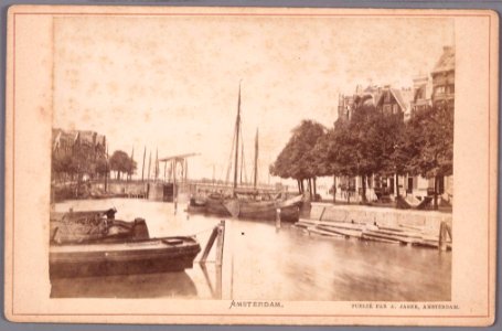 De Waalseilandsgracht gezien in noordelijke richting naar de Kraansluis (Brug 300) en het Oosterdok-001