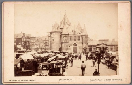 De Waag op de Nieuwmarkt vóór de restauratie van 1894. Rechts op de achtergrond de gemeentelijke Vishal (gedeeltelijk)-001 photo