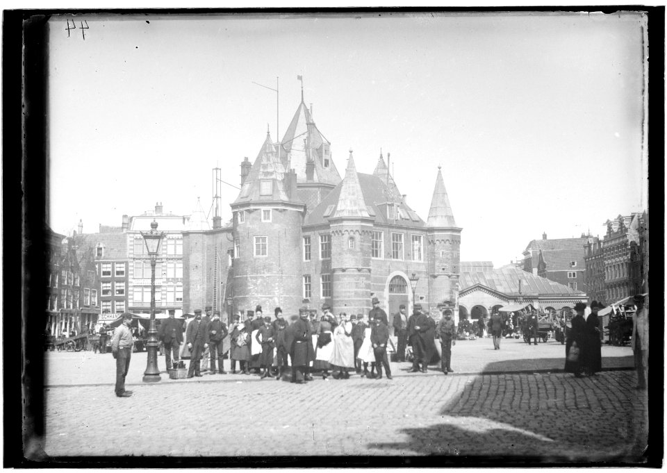 De Waag op de Nieuwmarkt vóór de restauratie van 1894