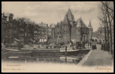 De Waag, Nieuwmarkt 4 met op de voorgrond de Kloveniersburgwal. Uitgave N.J. Boon, Amsterdam, Afb PBKD00306000002 photo