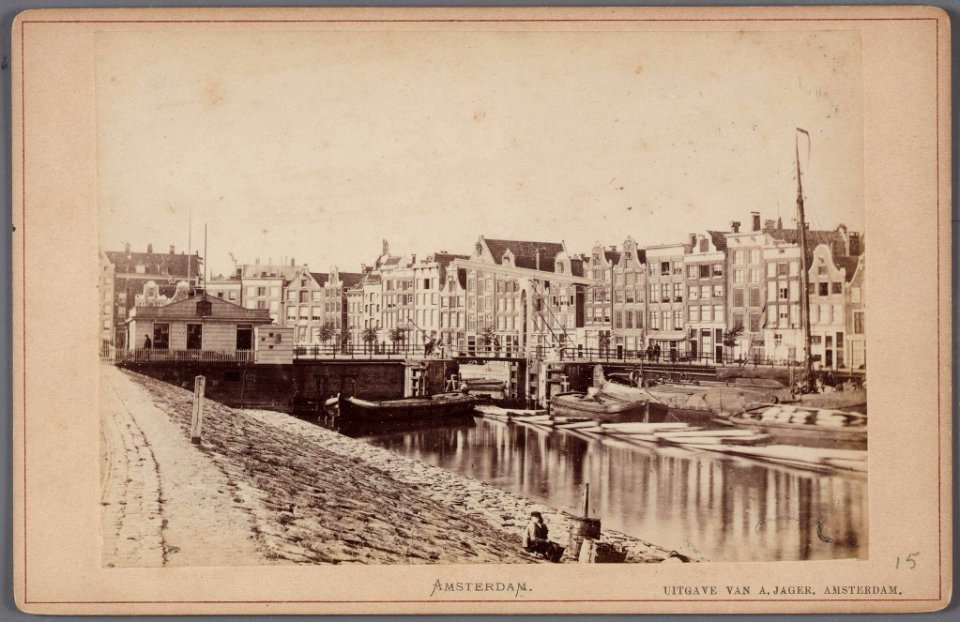 De Waalseilandsgracht en de Kromme Waal gezien naar de Kraansluis (brug 300) met links het gebouwtje van het Stadswaterkantoor dat hier van 1861-1868 heeft gestaan