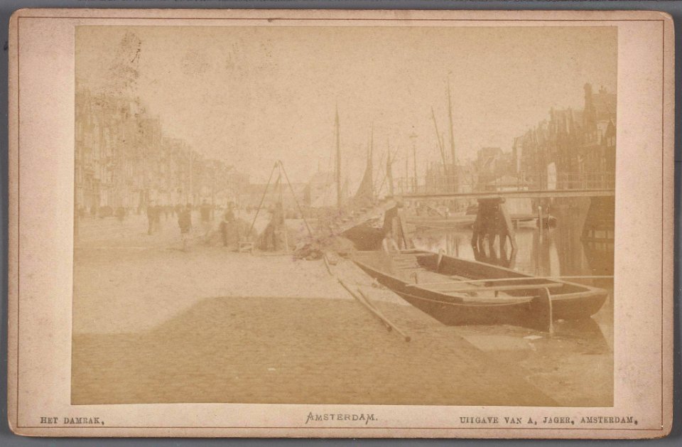 De westzijde van het Damrak gezien in noordelijke richting met rechts de voormalige Papenbrug