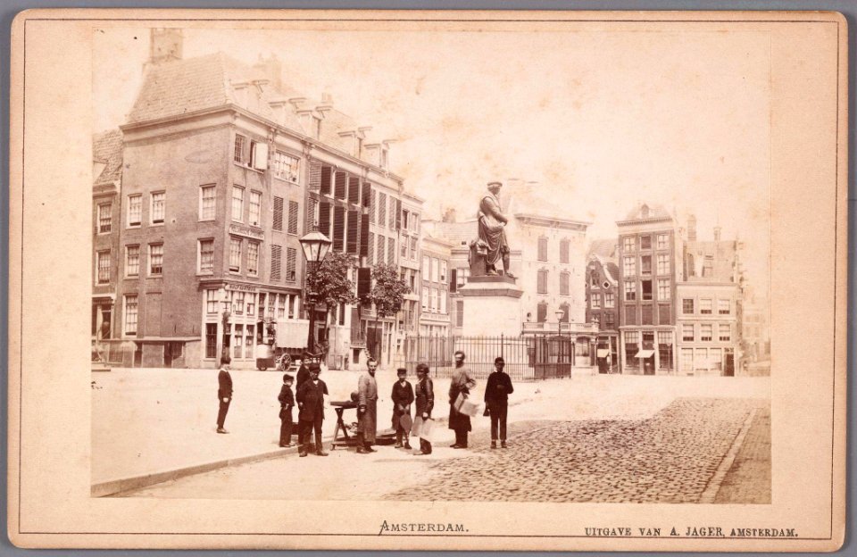 De westzijde van het Rembrandtplein met het standbeeld van Rembrandt
