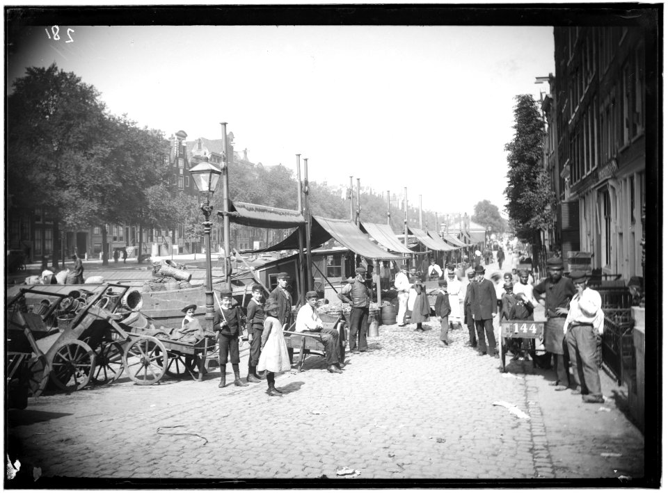 De voormalige Appelmarkt op het Singel, ter hoogte van de Schoorsteenvegerssteeg, in 1895 verplaatst naar de Marnixstraat bij de Elandsgracht