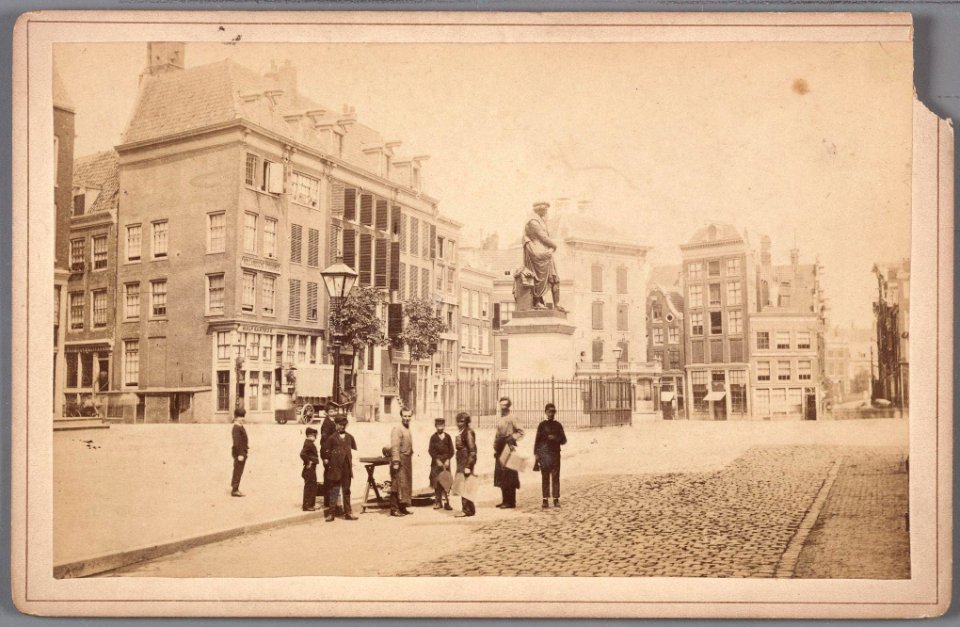 De westzijde van het Rembrandtplein (de voormalige Botermarkt) met het standbeeld van Rembrandt, onthuld in 1852