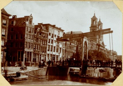 De voormalige Houtgracht bij Vlooienburgersteeg - thans Waterlooplein