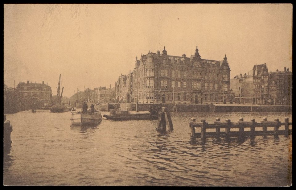 De Zeevaartschool aan de Prins Hendrikkade hoek Schippersgracht met op de voorgrond het Oosterdok . Links op de achtergrond de toegang tot het entrepôtdok, Afb PBKD00196000033