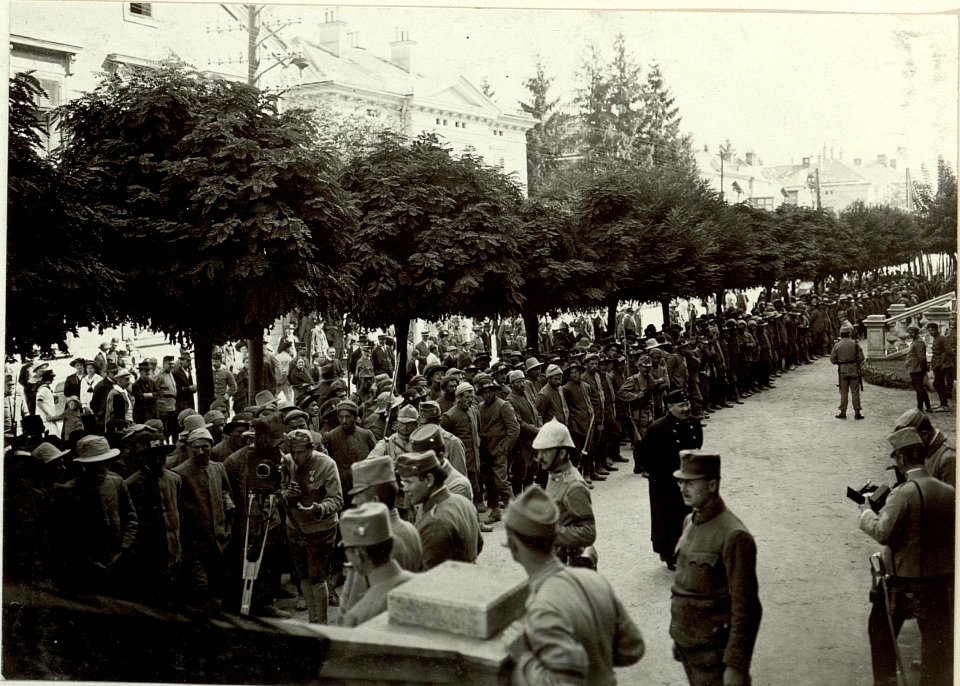 Die im Gefechte am 17. und 18. September 1915 bei der Stellung am Ravelnik gefangen genommen 2 Kompagnien des 6. Bersagliere Regimentes. (BildID 15461917)