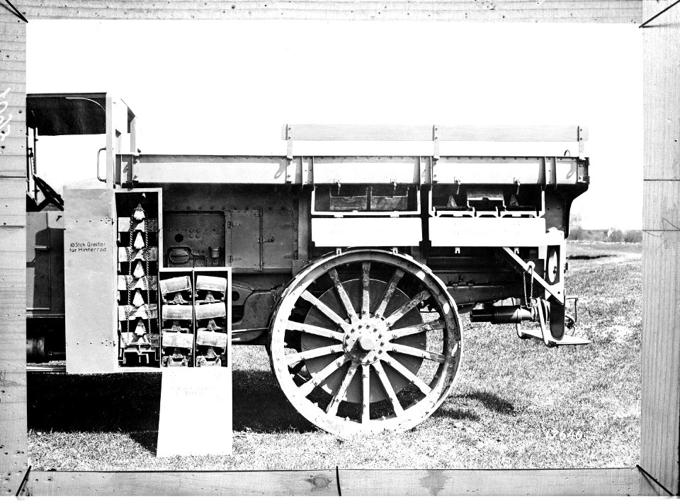 Die Greifer für die Hinterräder in ihren Transportkästen am Lastwagen - CH-BAR - 3241601