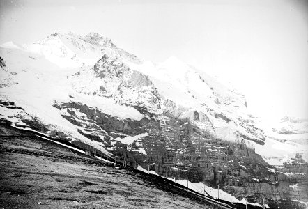 Die Jungfrau und im Vordergrund die Bahn - CH-BAR - 3241318