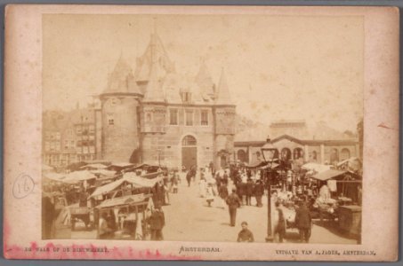 De Waag op de Nieuwmarkt vóór de restauratie van 1894. Rechts op de achtergrond de gemeentelijke Vishal (gedeeltelijk) photo