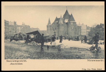 De Waag, Nieuwmarkt 4 gezien vanaf de Kloveniersburgwal. Uitgave Jos Nuss, Amsterdam, Afb PBKD00306000003