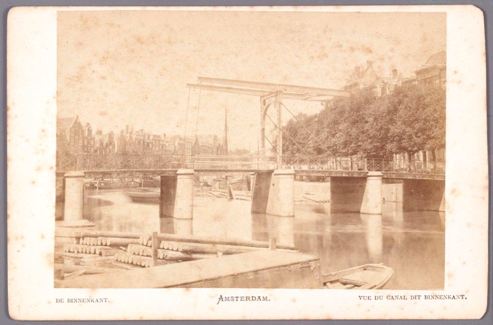De Waalseilandsgracht en Brug 283 gezien in noordelijke richting. Links op de achtergrond de Kromme Waal, rechts de Binnenkant