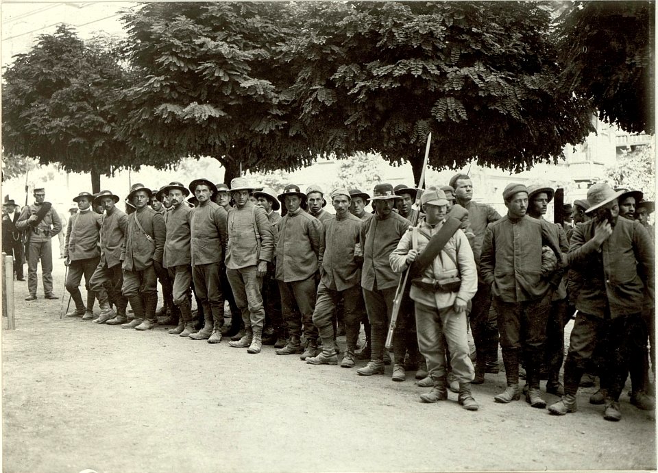 Die im Gefechte am 17. und 18. September bei der Stellung am Ravelnik gefangen genommen Italiener. 2 Kompagnien des 6. Bersagliere Regimentes. Insgesammt 323 Mann und 2 Offiziere. (BildID 15461931)