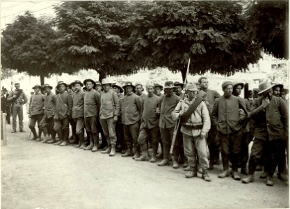 Die im Gefechte am 17. und 18. September bei der Stellung am Ravelnik gefangen genommen Italiener. 2 Kompagnien des 6. Bersagliere Regimentes. Insgesammt 323 Mann und 2 Offiziere. (BildID 15461931)