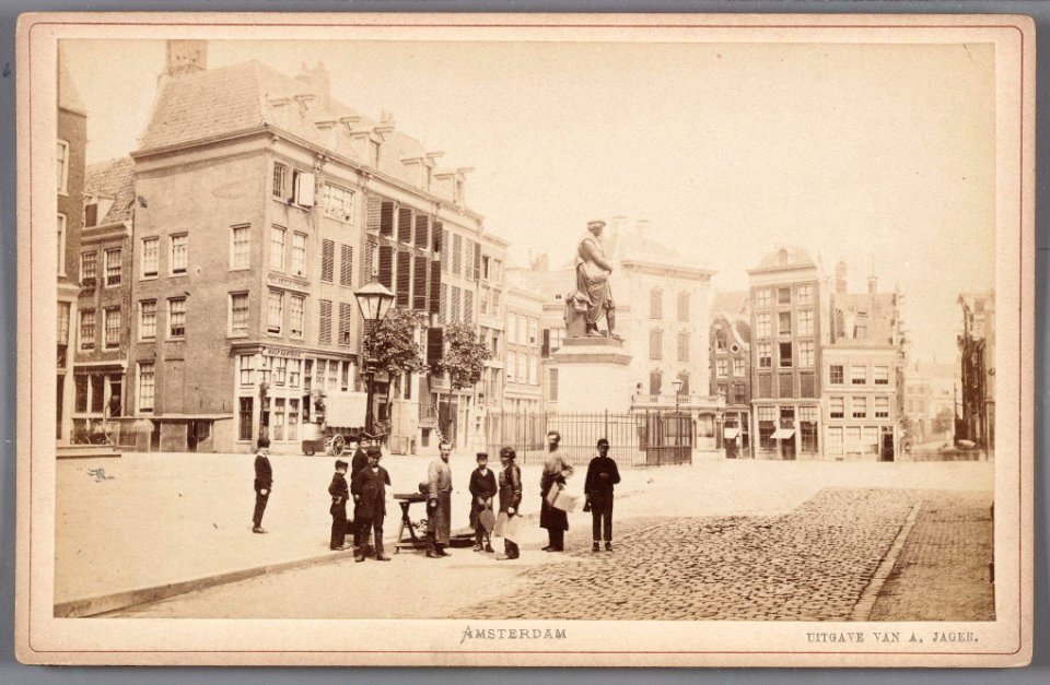 De westzijde van het Rembrandtplein (de voormalige Botermarkt) met het standbeeld van Rembrandt, onthuld in 1852-001