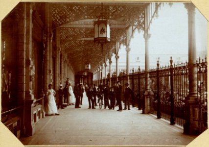 De winkelgalerij om de tuin van het Paleis voor Volksvlijt photo