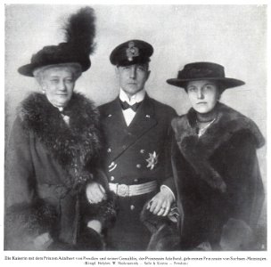 Die Kaiserin mit dem Prinzen Adalbert von Preußen und der Prinzessin Adelheid, 1916