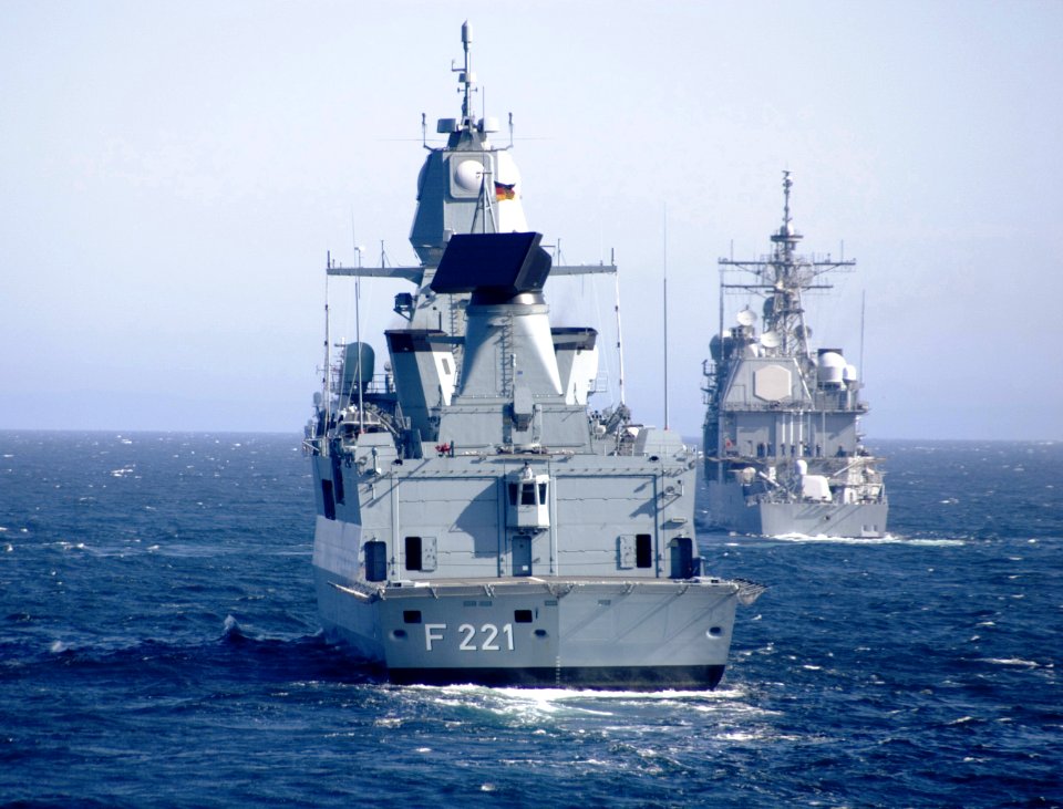 Die Hessen (F 221) und Normandy (CG-60)
