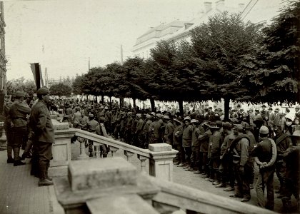 Die im Gefechte am 17. und 18. September 1915 bei der Stellung am Ravelnik gefangen genommen 2 Kompagnien des 6. Bersagliere Regimentes. Insgesammt 323 Mann und 2 Offiziere. Aufgenommen, am 21. Septem (BildID 15461924)