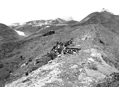 Die Landwehr Mitrailleure auf einer Moräne - CH-BAR - 3241321