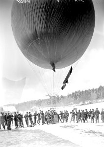 Die Mannschaft besteigt Korb des Fesselballons - CH-BAR - 3238343