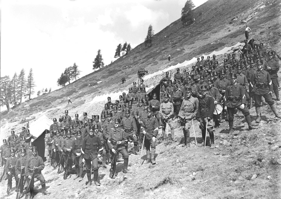 Die Mannschaft vor Zelten - CH-BAR - 3239868