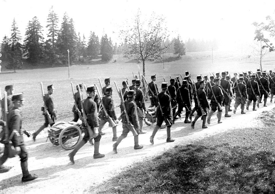 Die Maschinengewehrabteilung des Inf Rgt 13 auf dem Marsch - CH-BAR - 3241240