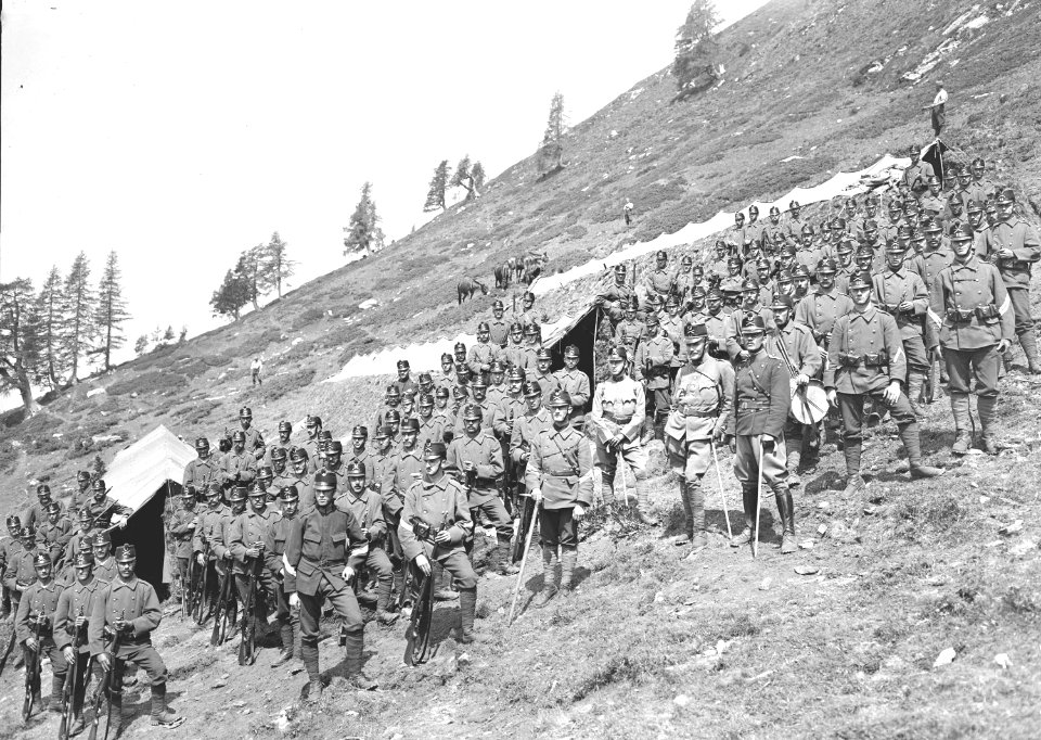 Die Mannschaft vor Zelten - CH-BAR - 3239867