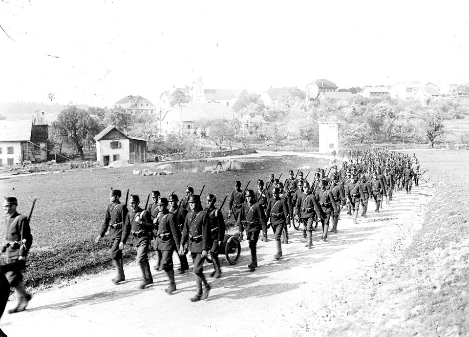 Die Maschinengewehrabteilung des Inf Rgt 13 auf dem Marsch - CH-BAR - 3241237