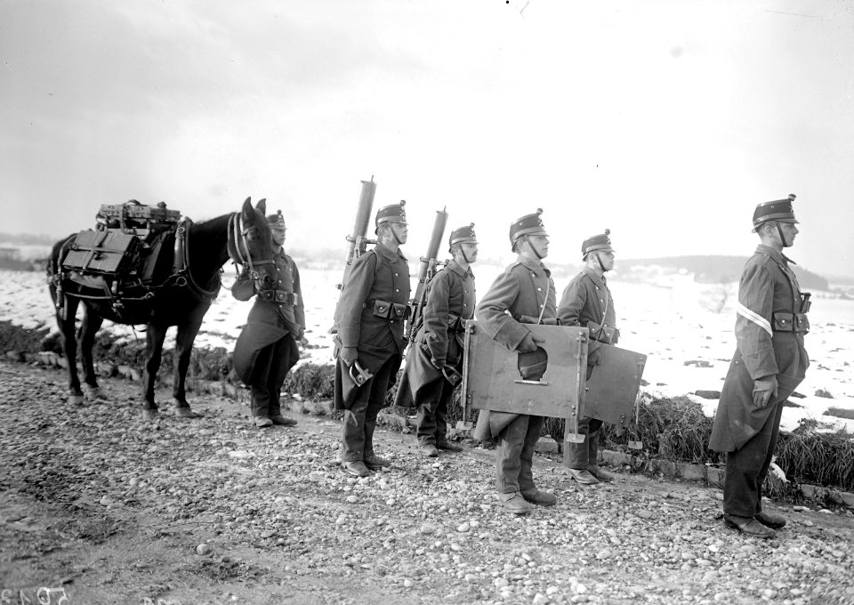 Die Maschinengewehre und ihre Ausrüstung auf Mann - CH-BAR - 3241034