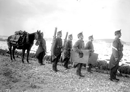 Die Maschinengewehre und ihre Ausrüstung auf Mann - CH-BAR - 3241034