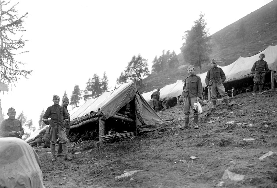 Die Mannschaftszelte stehen auf Pfählen - CH-BAR - 3240785