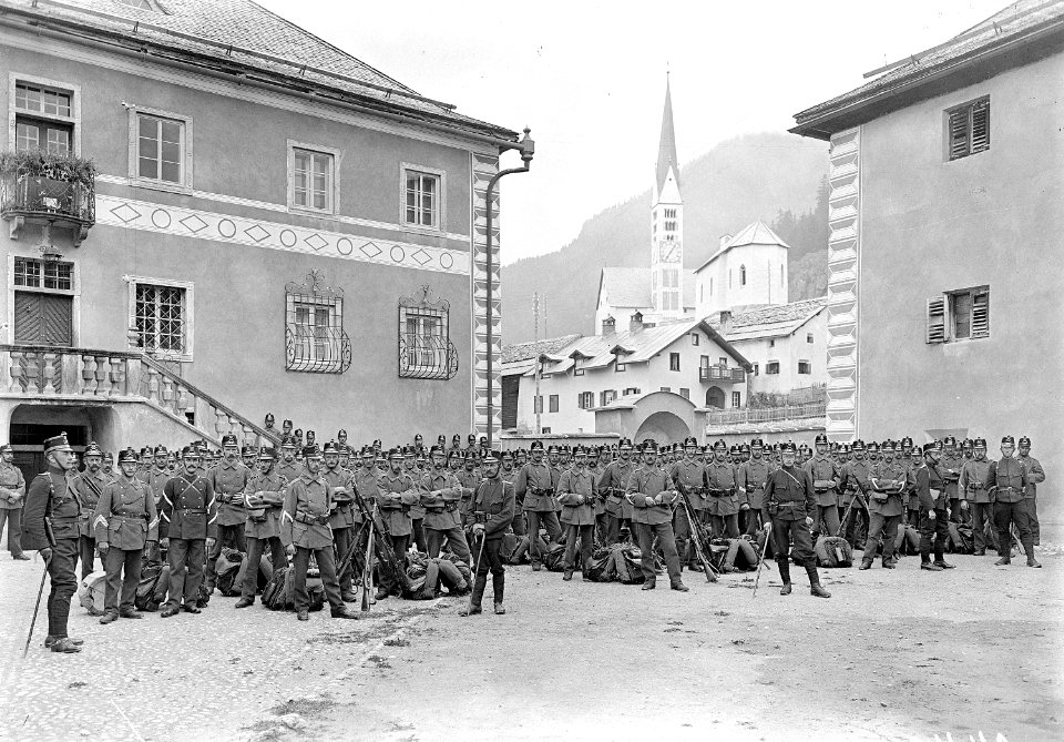 Die Landwehr wartet mit Ausrüstung auf den Abmarsch - CH-BAR - 3238768