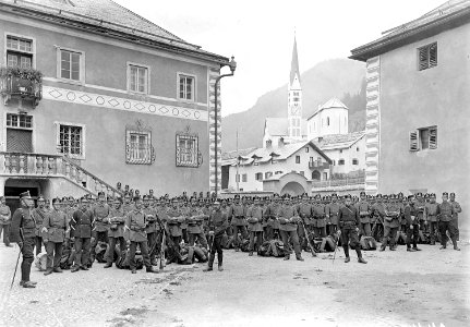 Die Landwehr wartet mit Ausrüstung auf den Abmarsch - CH-BAR - 3238768