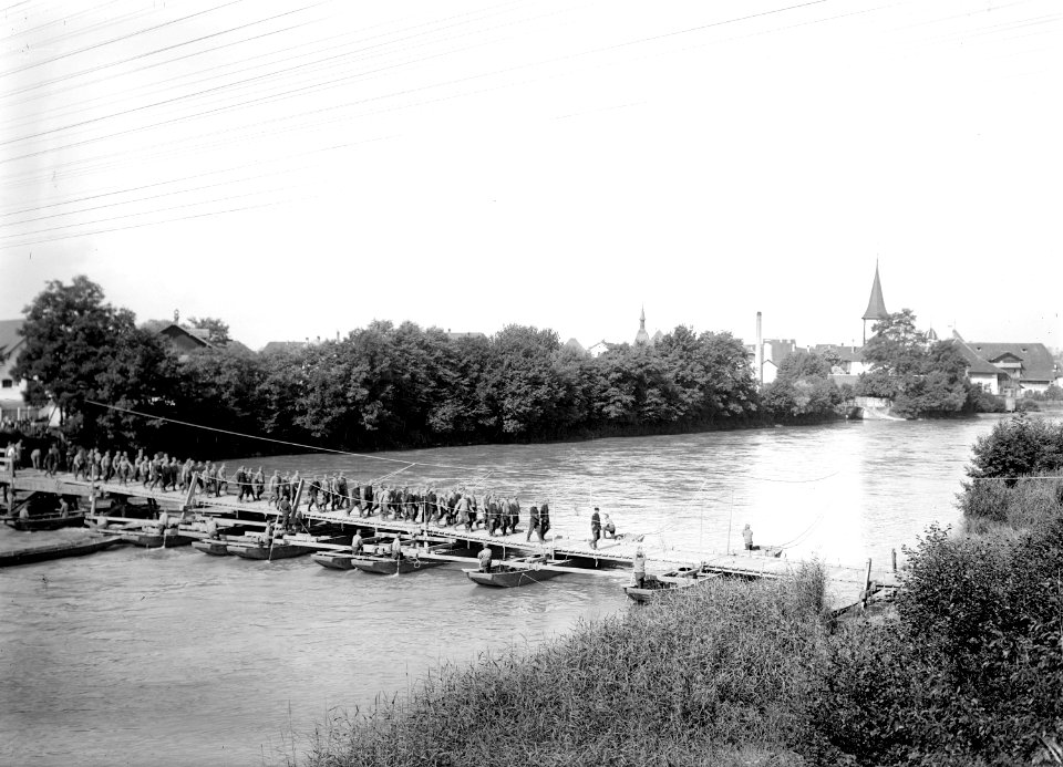 Die Mannschaft marschiert über die Brücke - CH-BAR - 3240763