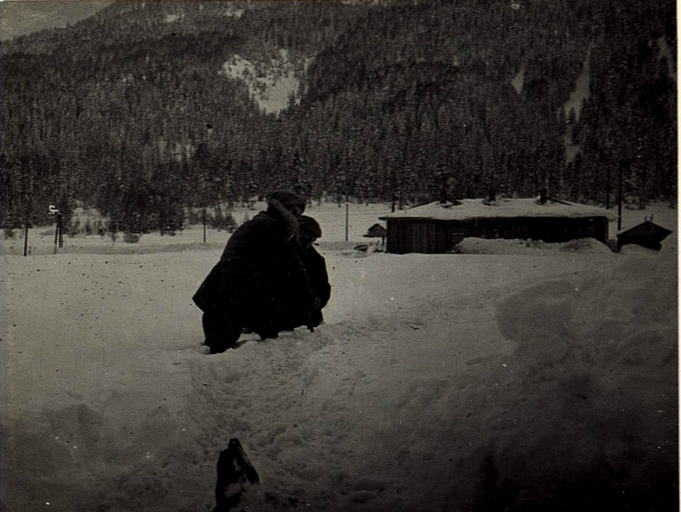 Die neue Station Haunold, zwischen Toblach und Innichen. Kriegsberichterstatter Graf Scapinelli und Oberleutnant Baron Schey im tiefen Schnee, Jänner 1917. (BildID 15578373)