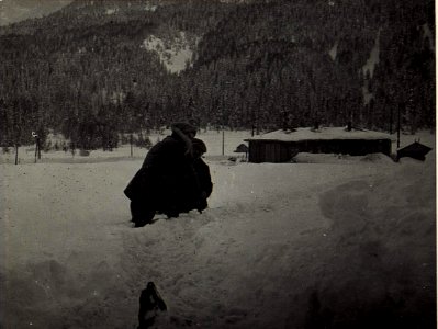Die neue Station Haunold, zwischen Toblach und Innichen. Kriegsberichterstatter Graf Scapinelli und Oberleutnant Baron Schey im tiefen Schnee, Jänner 1917. (BildID 15578373)