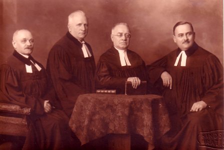 Die Pfarrerschaft der Deutsch-Ungarischen Kirchengemeinde zu Pressburg (Ende der 20ger Jahre des 20. Jh.)