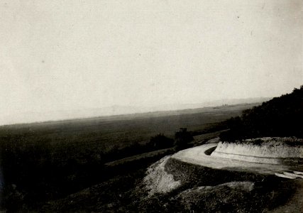 Die neue Strasse Kolonia-Fjeri, Blick von Ardenica über den Sumpf nach Kumani. (BildID 15531779)