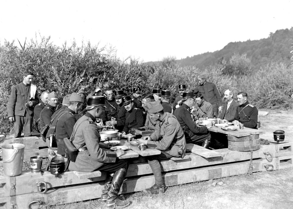 Die Offiziere bei der Mittagsverpflegung - CH-BAR - 3240724