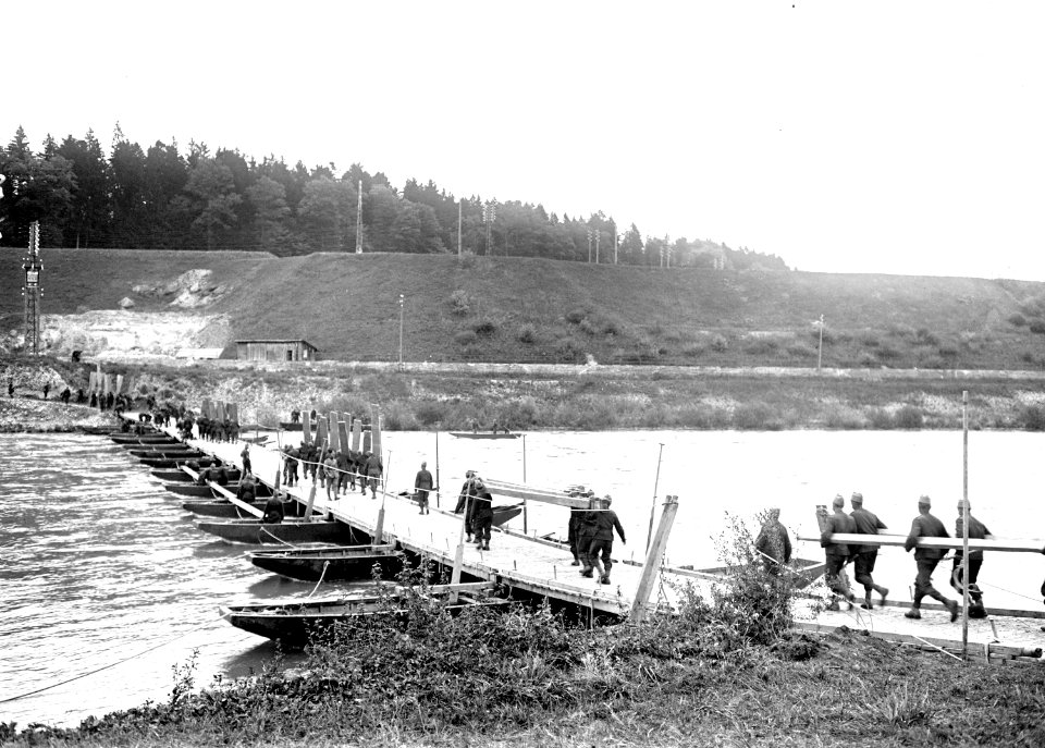 Die Ponton-Brücke in der Endphase des Baus - CH-BAR - 3239593
