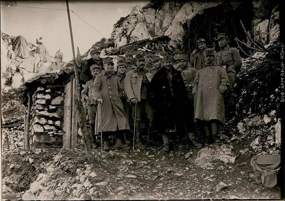 Die Offiziere am Vrsic-Gipfel. Landwehr-Infanterie-Regiment Nr.21-II. (BildID 15736499)