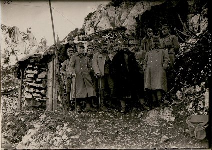 Die Offiziere am Vrsic-Gipfel. Landwehr-Infanterie-Regiment Nr.21-II. (BildID 15736499)