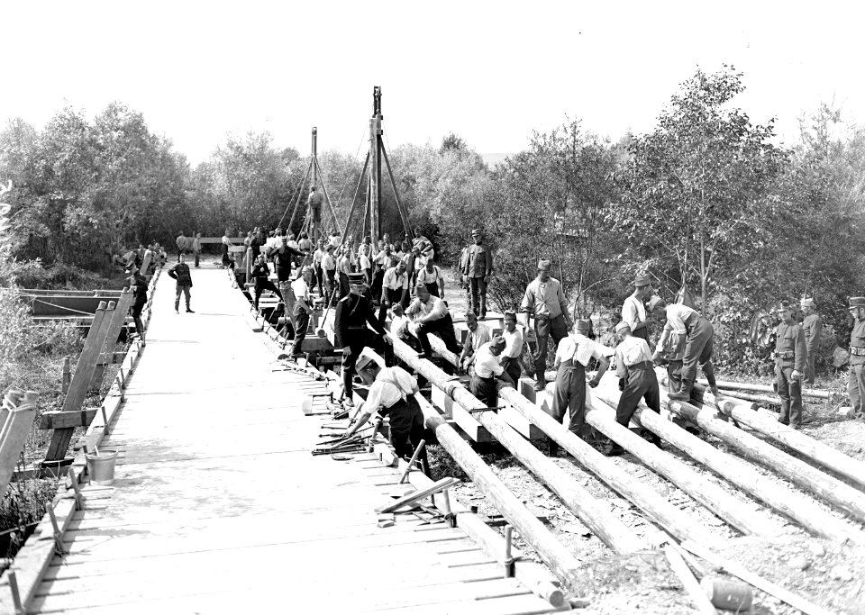 Die Sattelhölzer und die Balken für die Pfahljochbrücke werden bereitgelegt - CH-BAR - 3240735